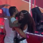 BBB 25: Maike tenta beijar Giovanna com a 'benção' de Ivete Sangalo