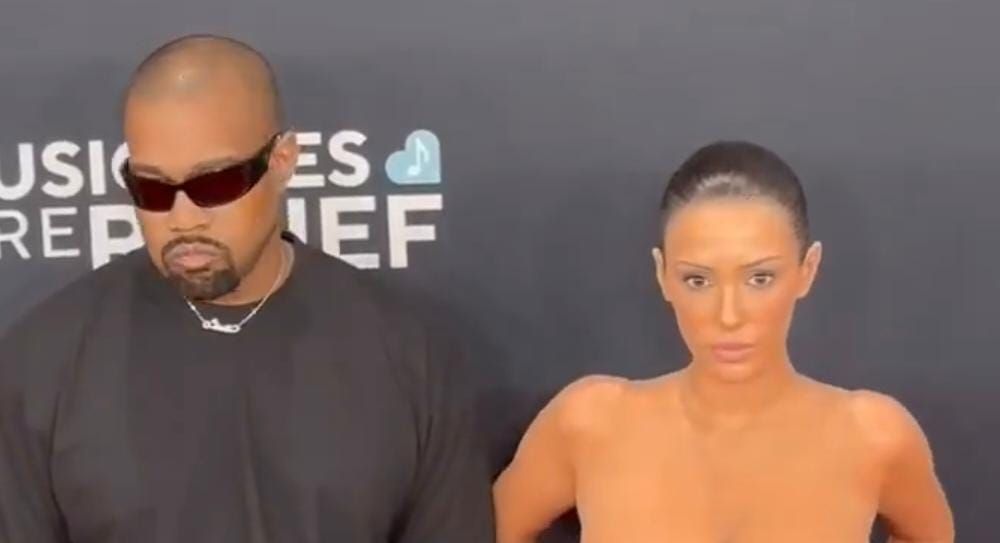 Grammy: Bianca Censori, esposa de Kanye West, choca ao aparecer nua no tapete vermelho
