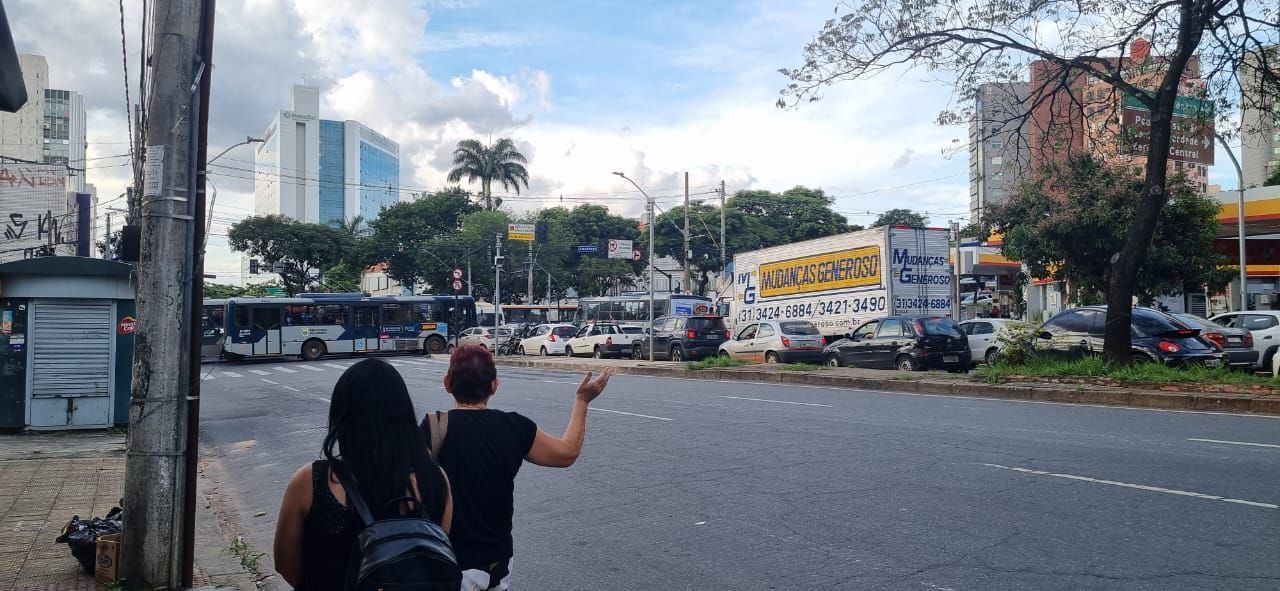 Problema em semáforos deixa trânsito caótico no cruzamento entre avenidas do Contorno e Amazonas, em BH