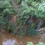 Criança morre após mãe perder o controle da direção e carro cair em rio na Zona da Mata