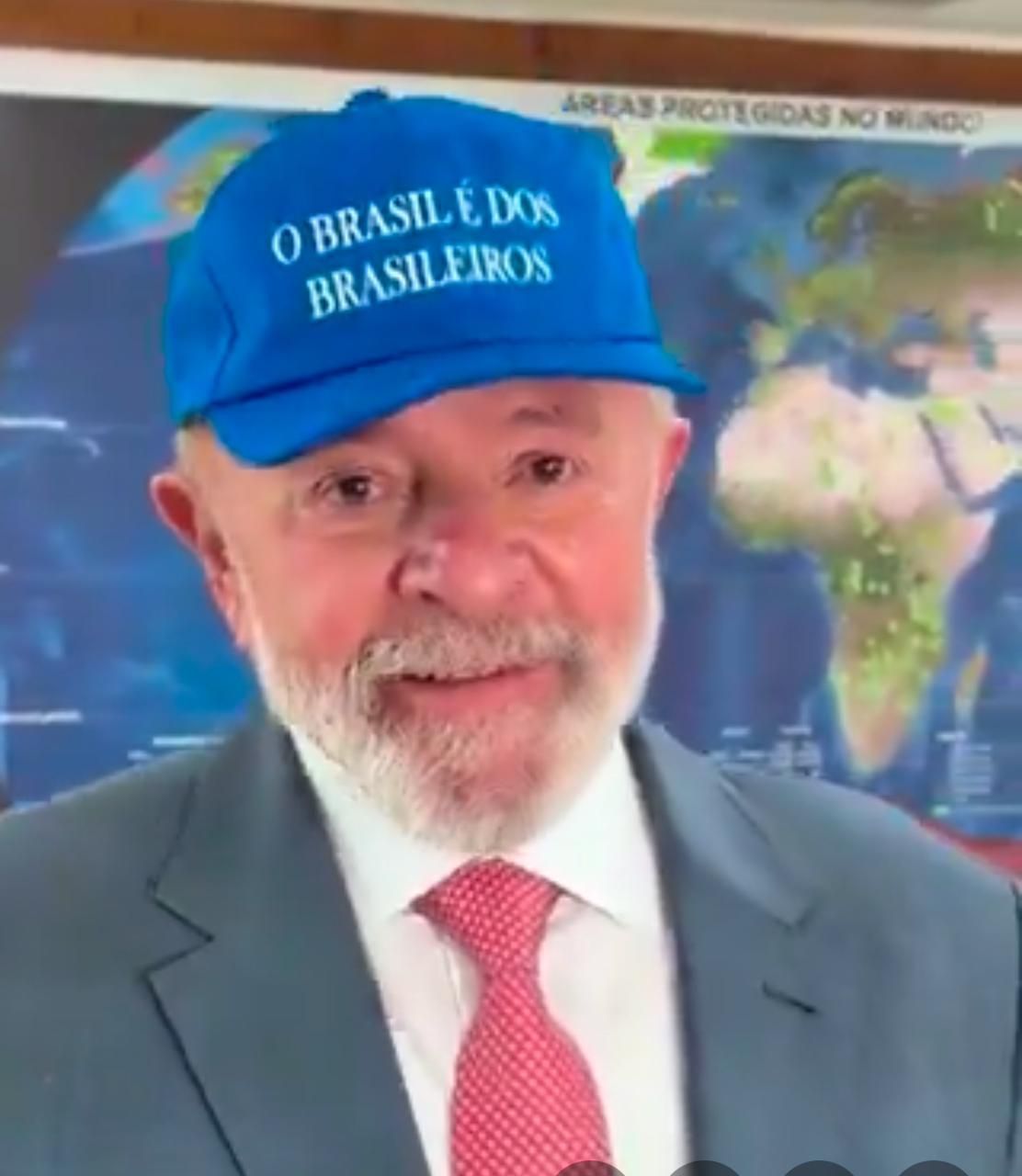 Lula adere à guerra dos bonés e posta foto nas redes; entenda o que está por trás da disputa