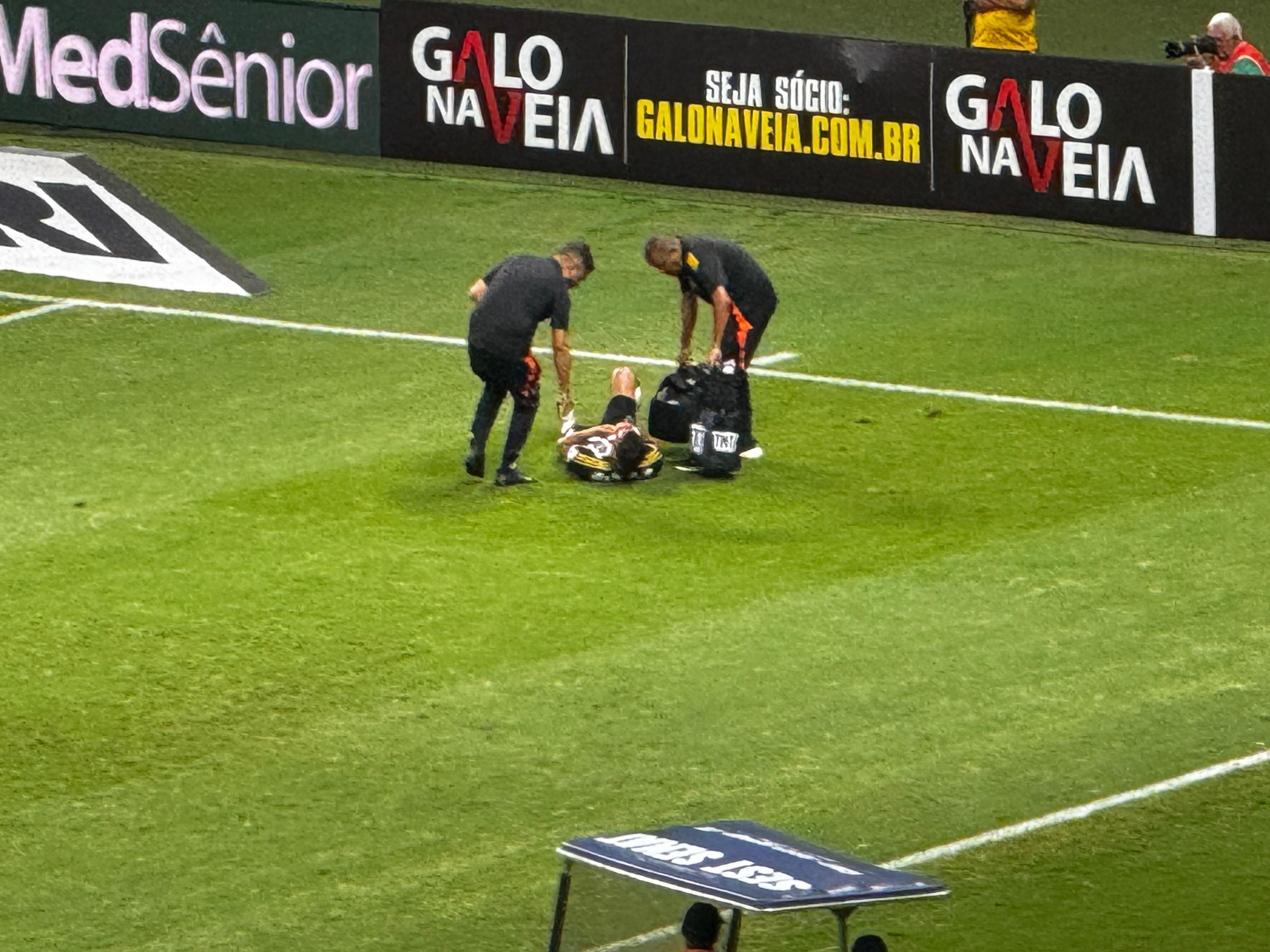 Cuello, do Atlético, torce tornozelo em jogo e chora ao deixar o campo