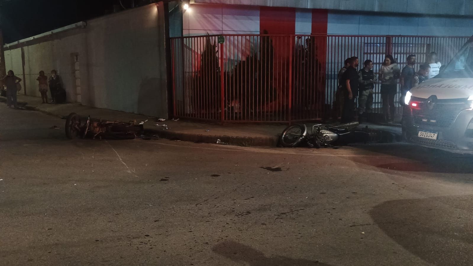 Choque entre motocicletas deixa três pessoas feridas em Ipatinga
