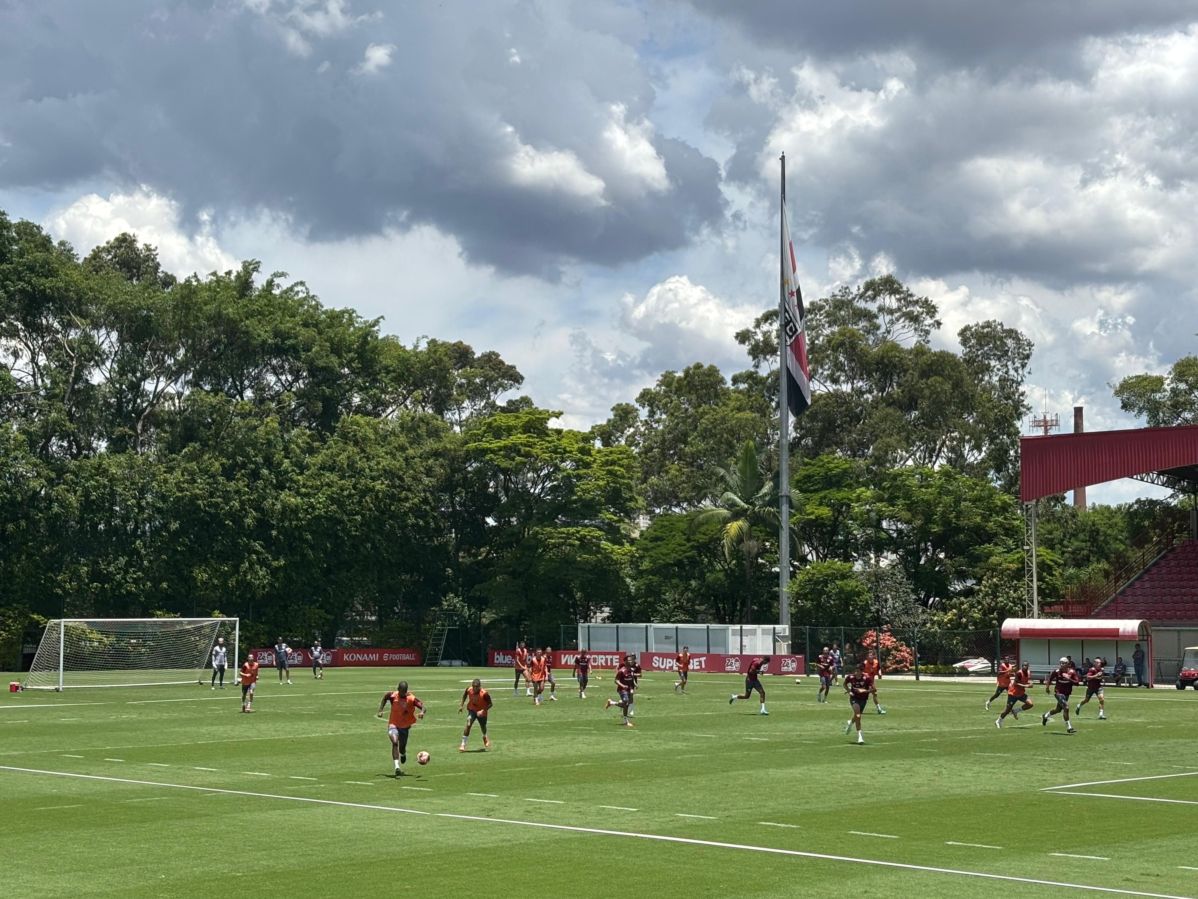 Reforços treinam, e São Paulo tem visita inusitada em trabalho no CT