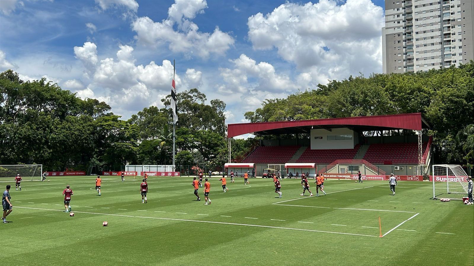 Promessa da base sente dores e é preservada de treino do São Paulo