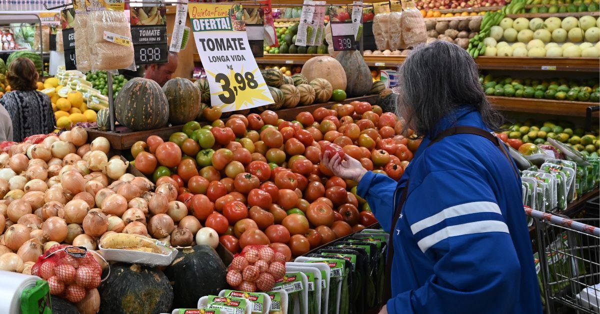 Cesta básica já custa metade do salário mínimo em BH