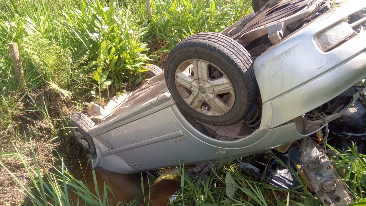 Carro capota e cai em abismo durante perseguição policial na Zona da Mata mineira