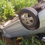Carro capota e cai em abismo durante perseguição policial na Zona da Mata mineira