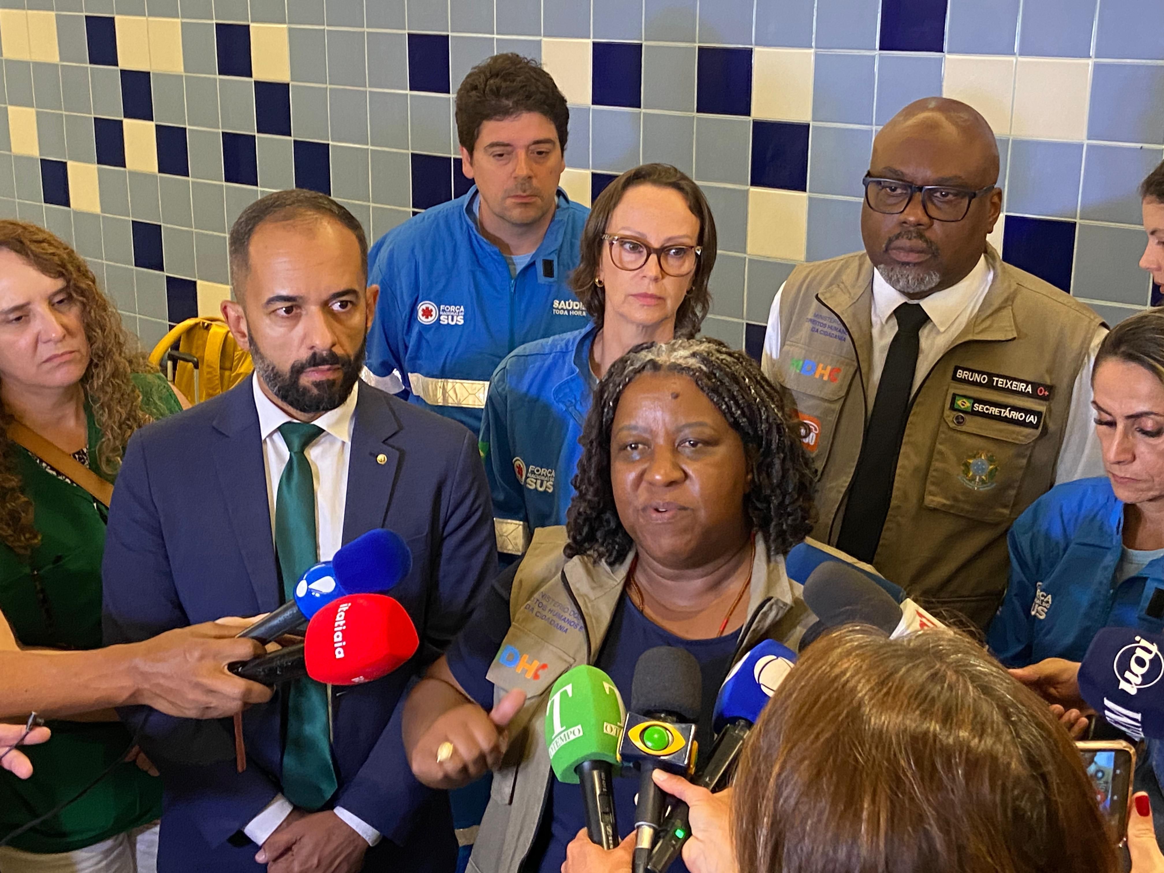 'Nenhuma mulher ou criança veio algemada', diz ministra sobre novo voo com brasileiros deportados dos EUA
