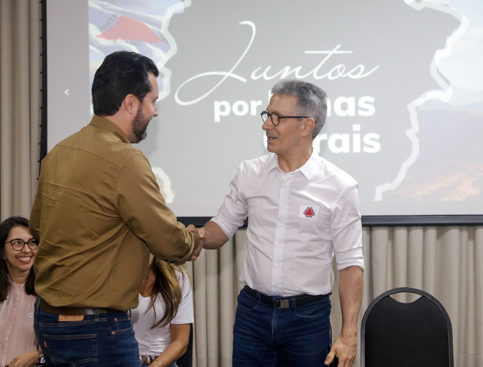 Em meio à disputa na AMM, Zema vai à cidade de candidato e defende ‘renovação’