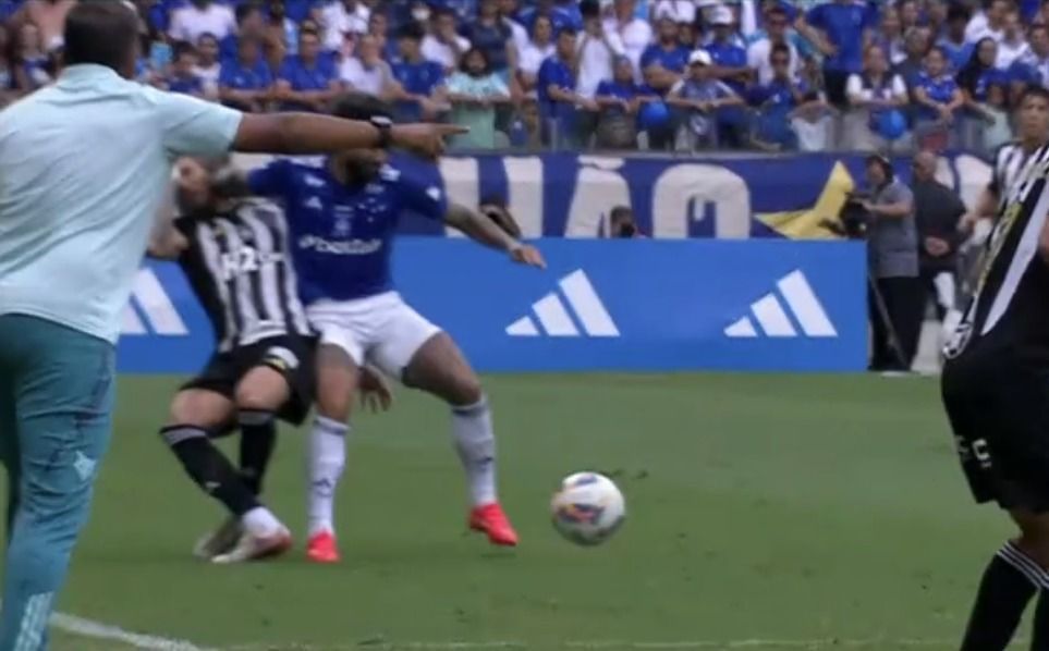 Cruzeiro x Atlético: Gabigol dá cotovelada em Lyanco e é expulso no clássico