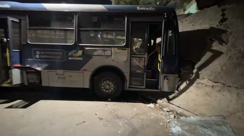 Motorista de ônibus que se envolveu em acidente no Complexo da Lagoinha, em BH, passou mal e perdeu controle do veículo