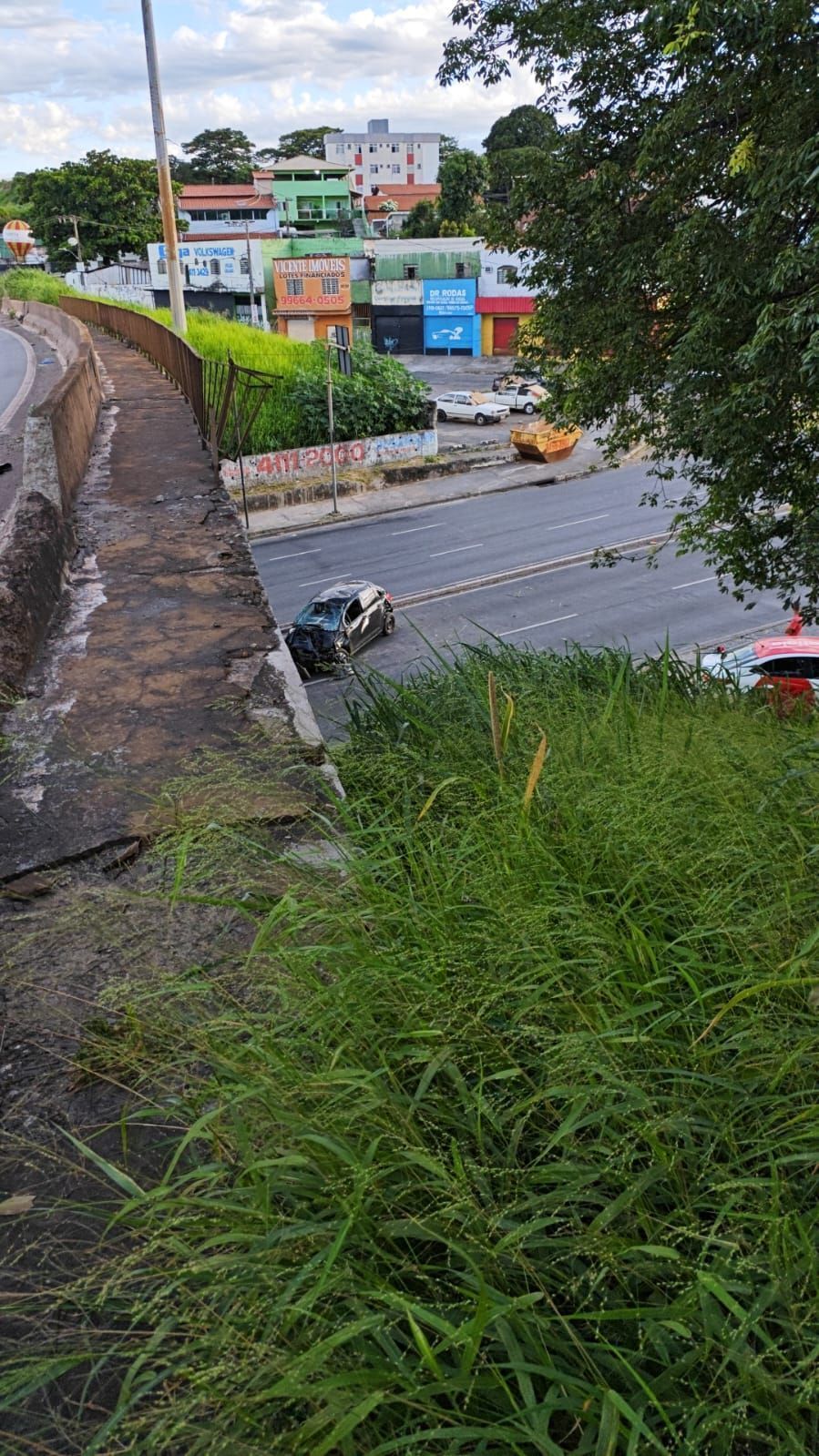 Carro cai de viaduto no Anel Rodoviário, em BH