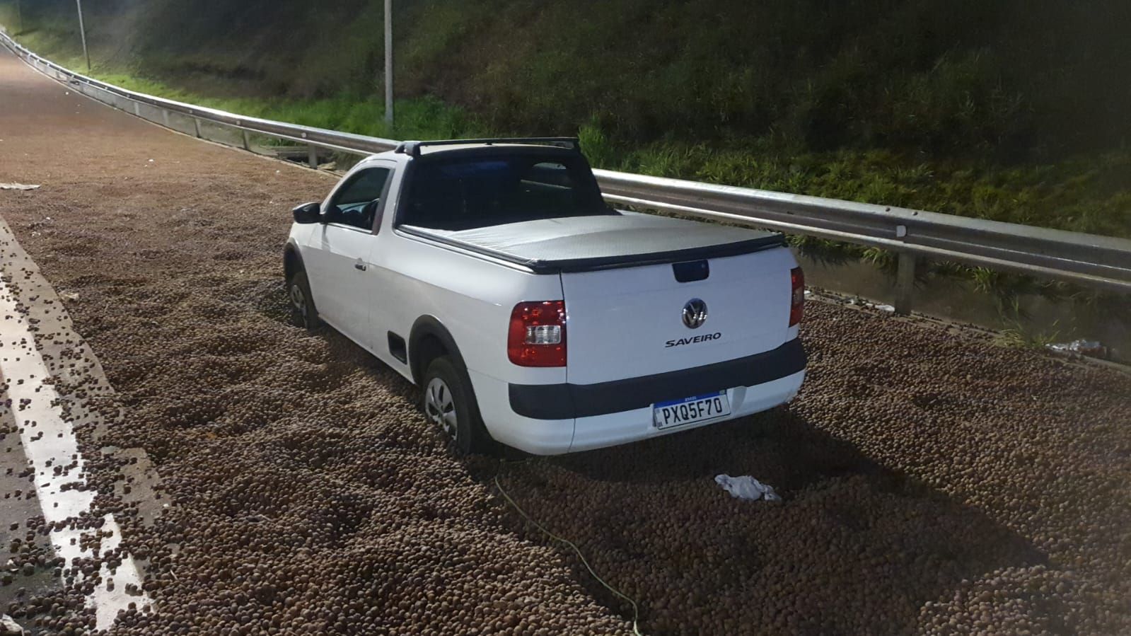 Carro de passeio usa a área de escape do Anel Rodoviário