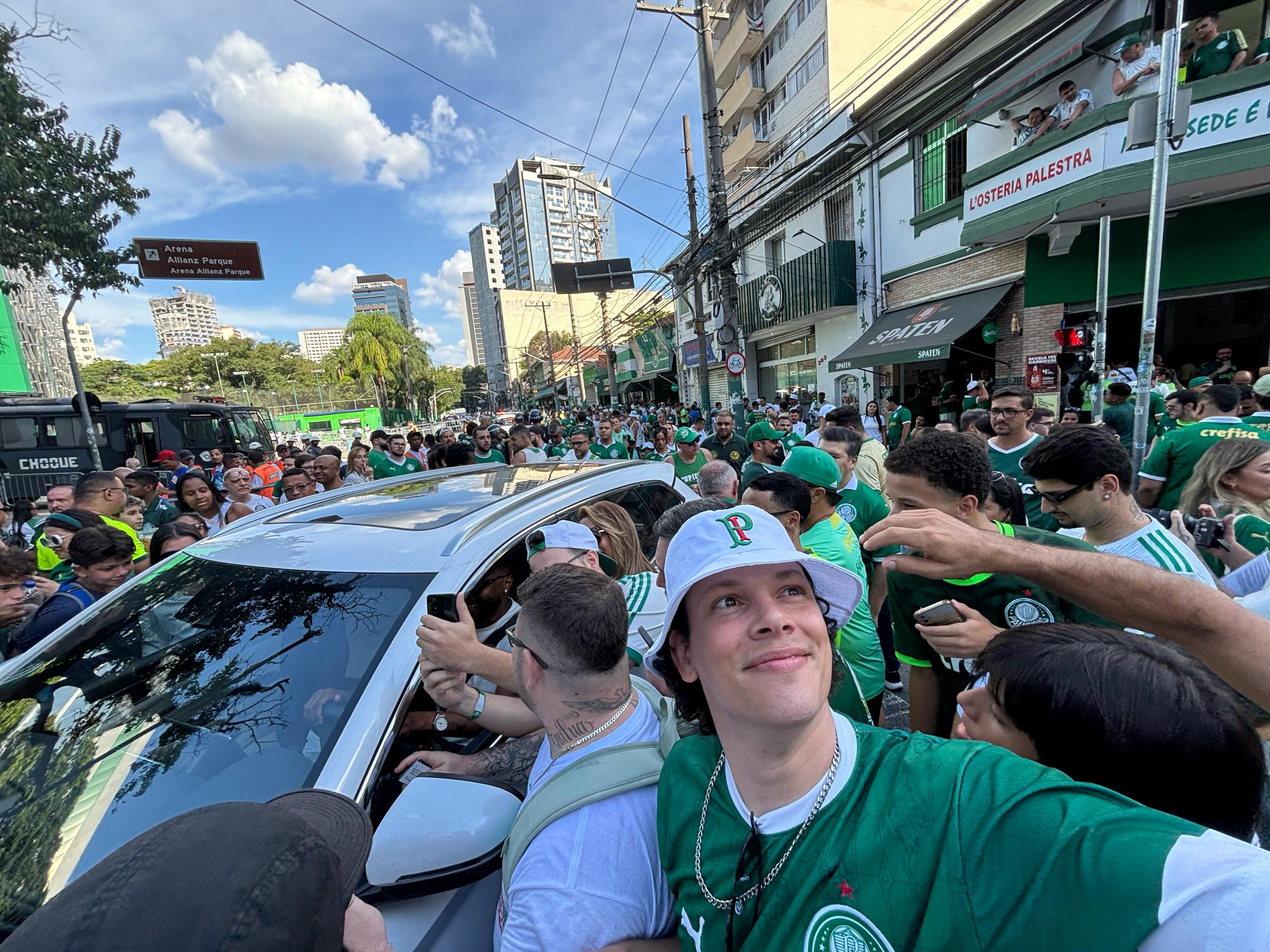 Ex-jogador de Palmeiras e São Paulo é festejado no Allianz Parque