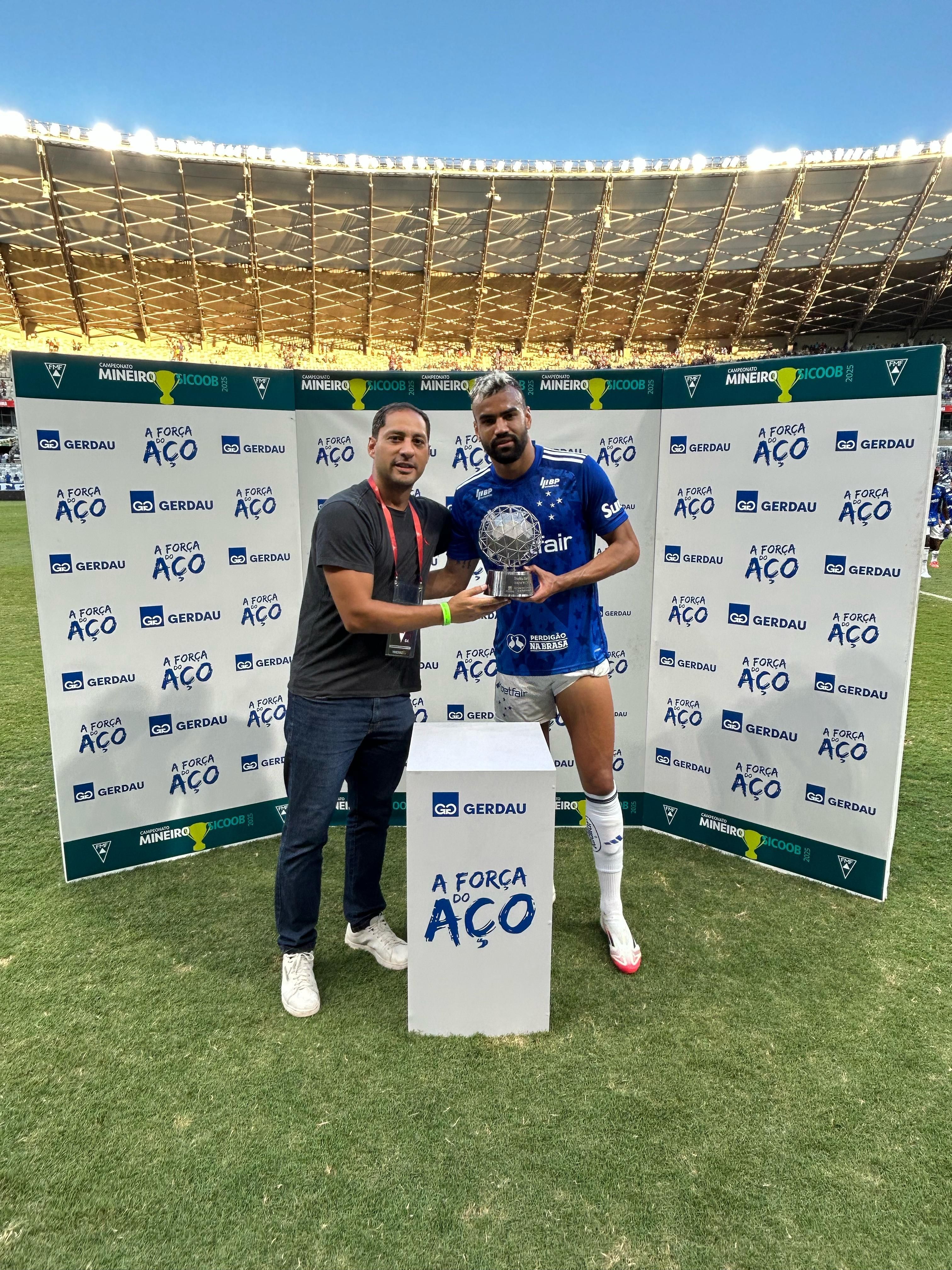 Fabrício Bruno, do Cruzeiro, recebe troféu ‘Melhor em Campo Gerdau’