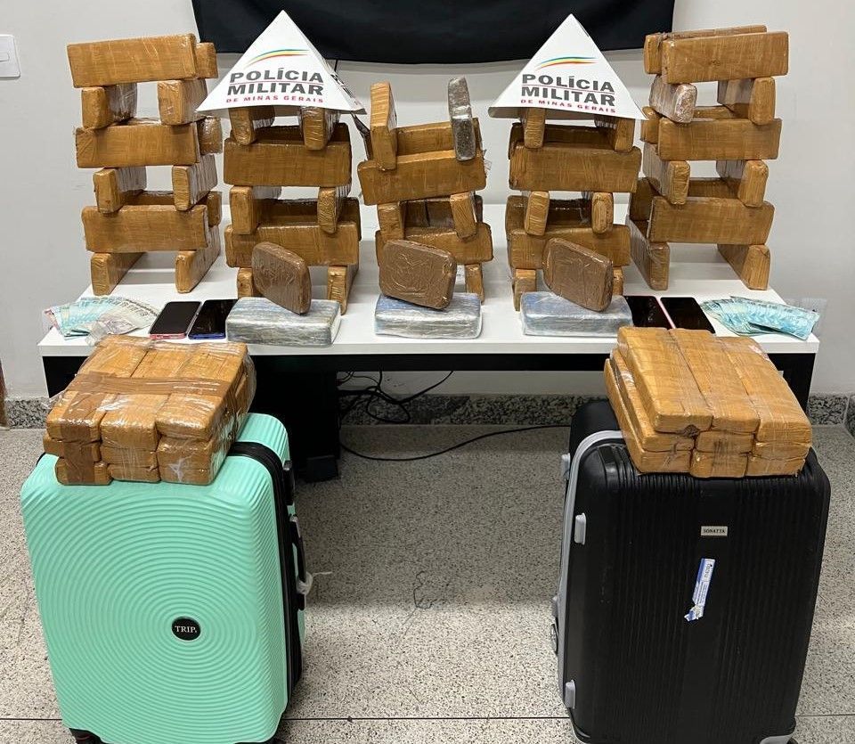 Abordagem a casal em Fabriciano resulta na apreensão de malas com mais de 70 barras de maconha