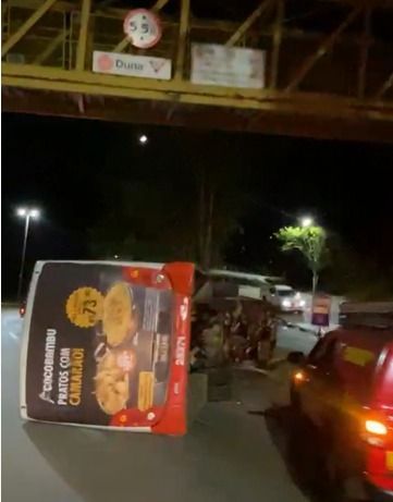 Ônibus com 20 passageiros tomba na MG-030, em Nova Lima; há feridos