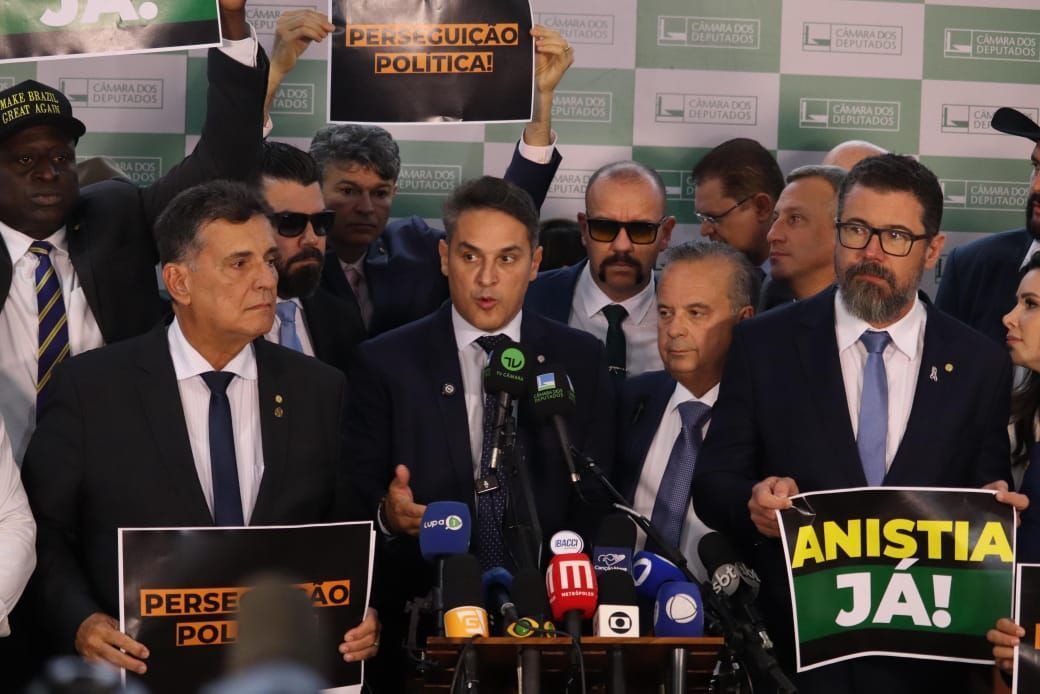 Líder da oposição divulga manifesto em reação à denúncia da PGR: 'Sistema quer matar Bolsonaro politicamente'
