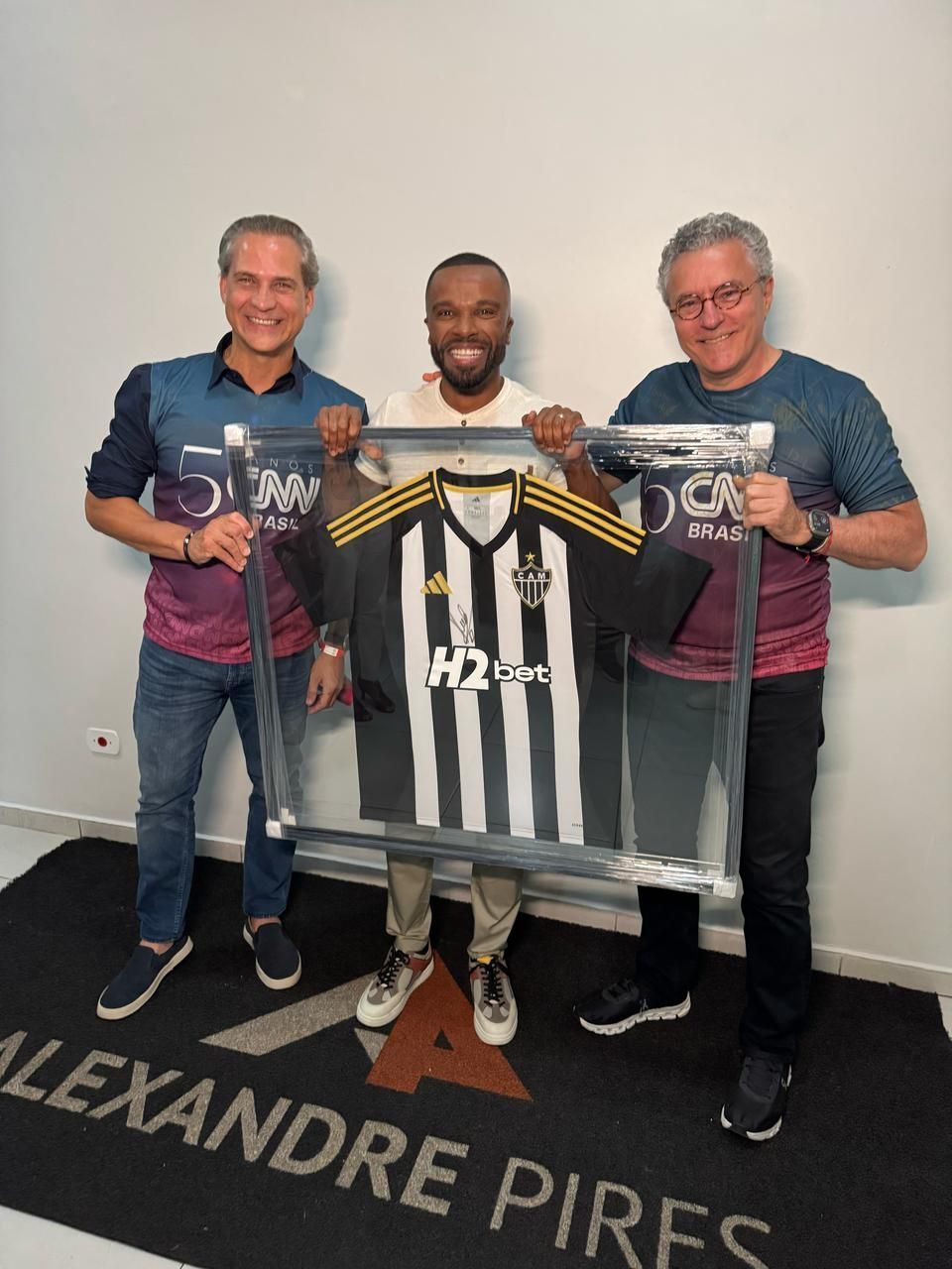 Cantor Alexandre Pires é presenteado com camisa do Atlético