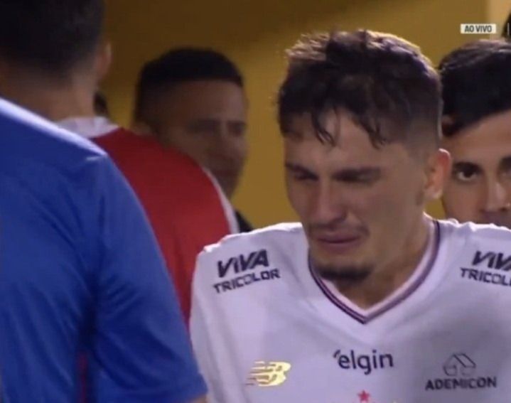 Titular do São Paulo chora após lesão, é substituído e preocupa