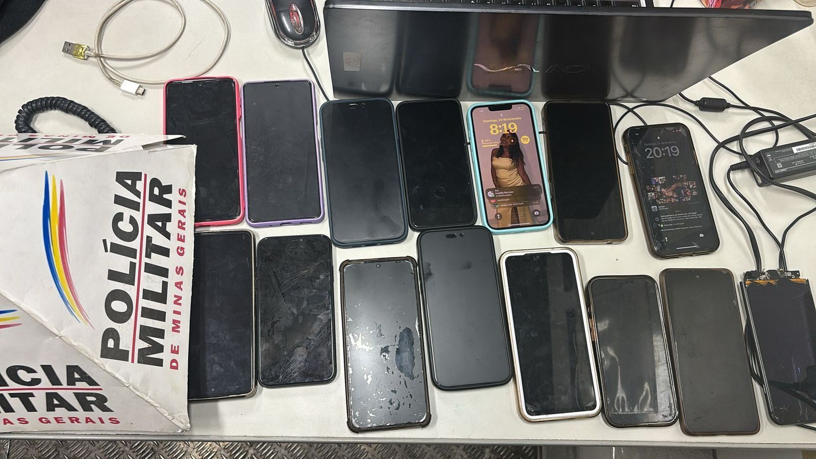 PM recupera ao menos 33 celulares furtados em bloco de Carnaval em BH; um suspeito foi preso