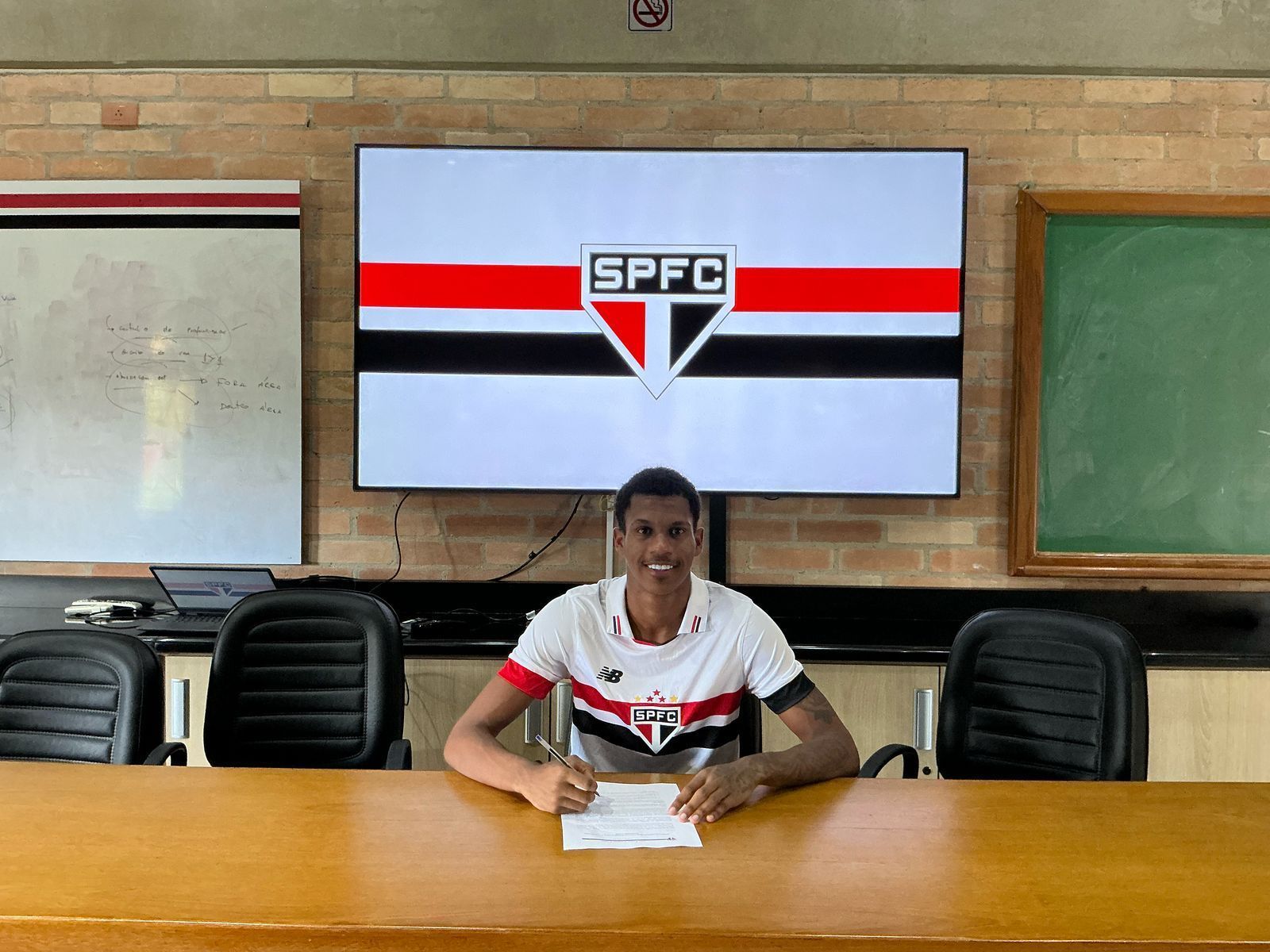 São Paulo contrata ex-zagueiro do Bragantino para as categorias de base