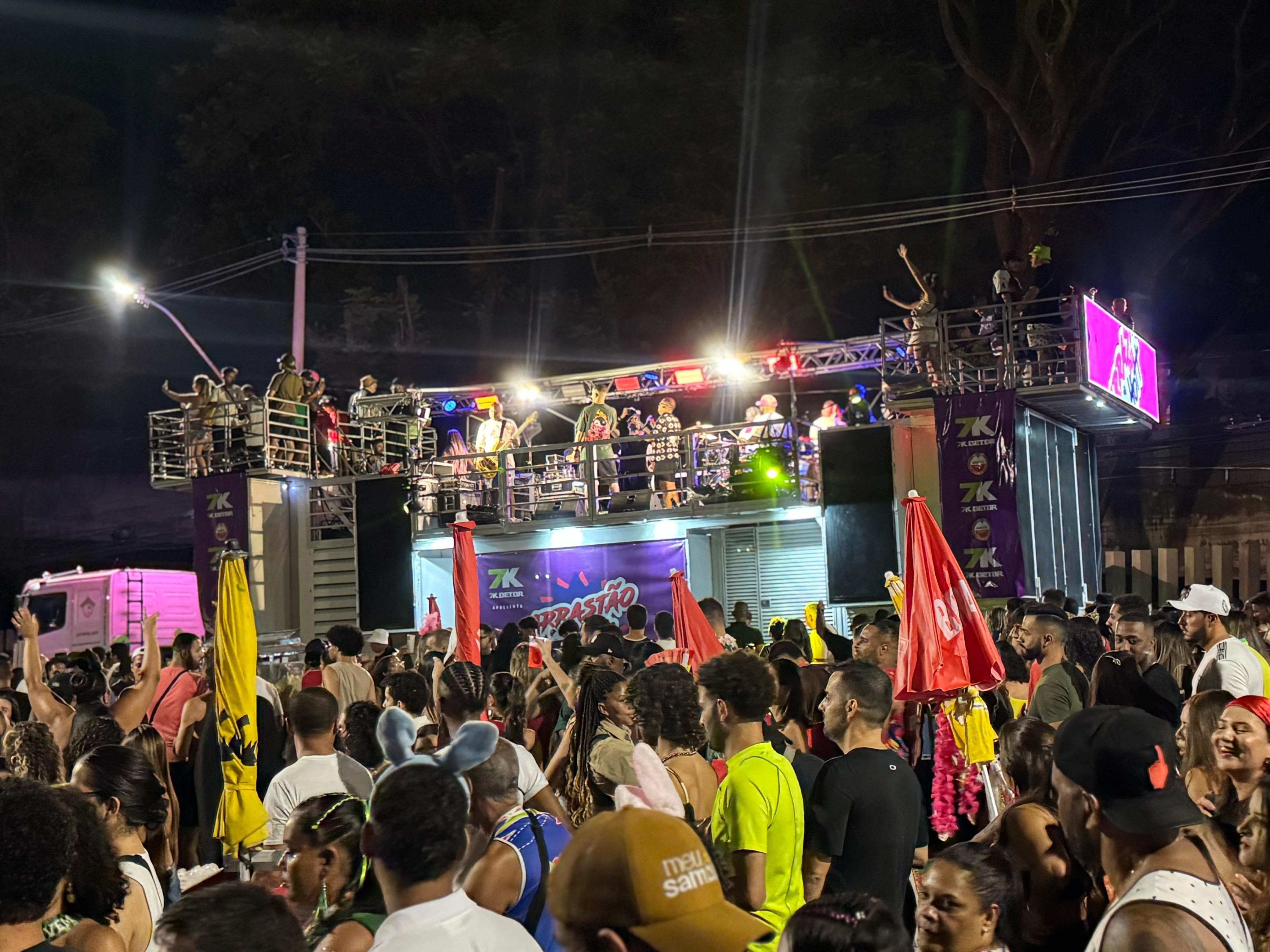 'Arrastão do Hott' agita foliões na Pampulha nesta quinta (27); veja fotos