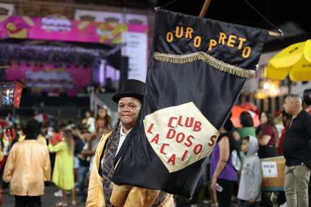 Zé Pereira do Club dos Lacaios desfila pela Praça Tiradentes neste sábado (01)