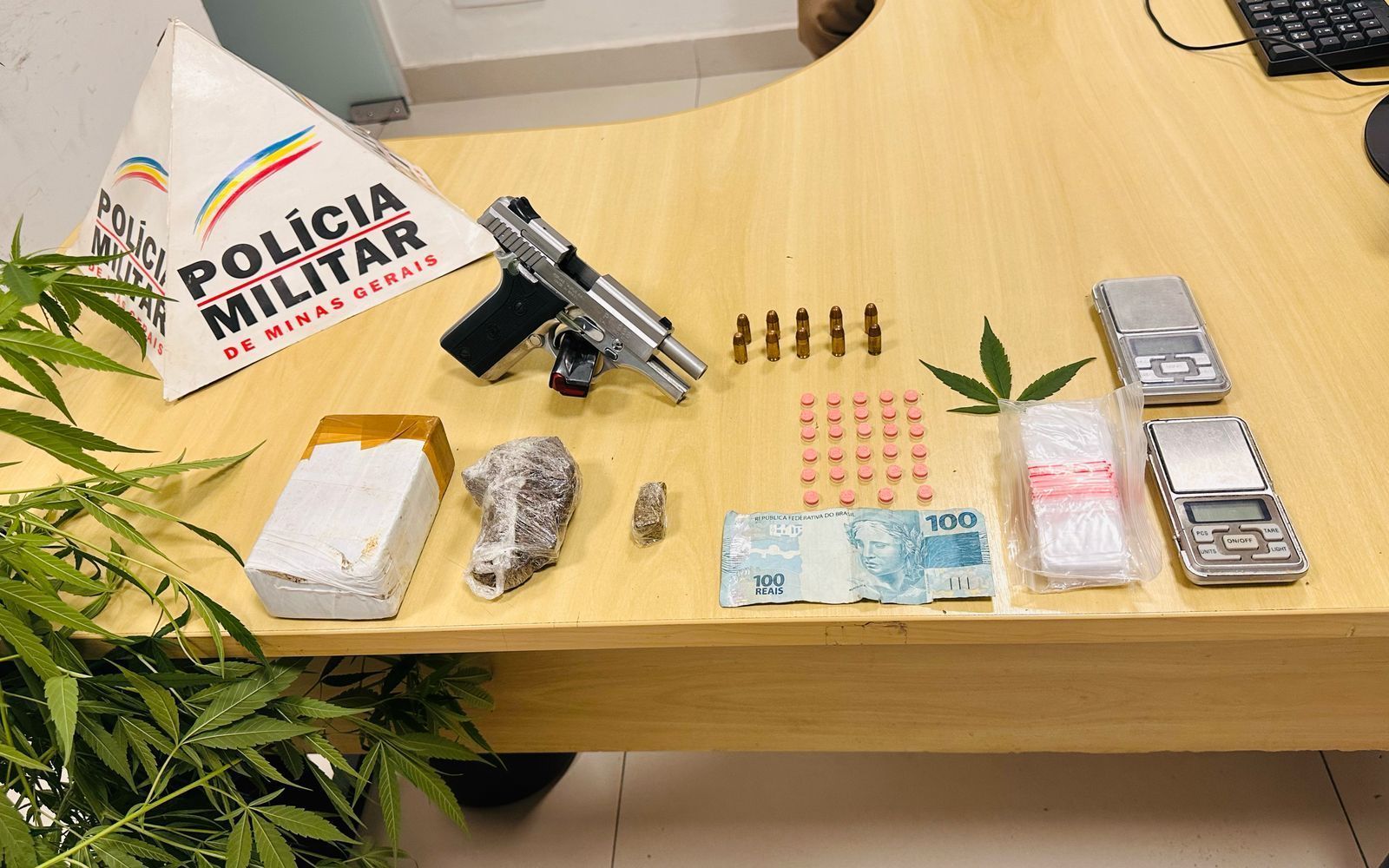 Suspeitos de tráfico de drogas são presos com arma em Ipatinga