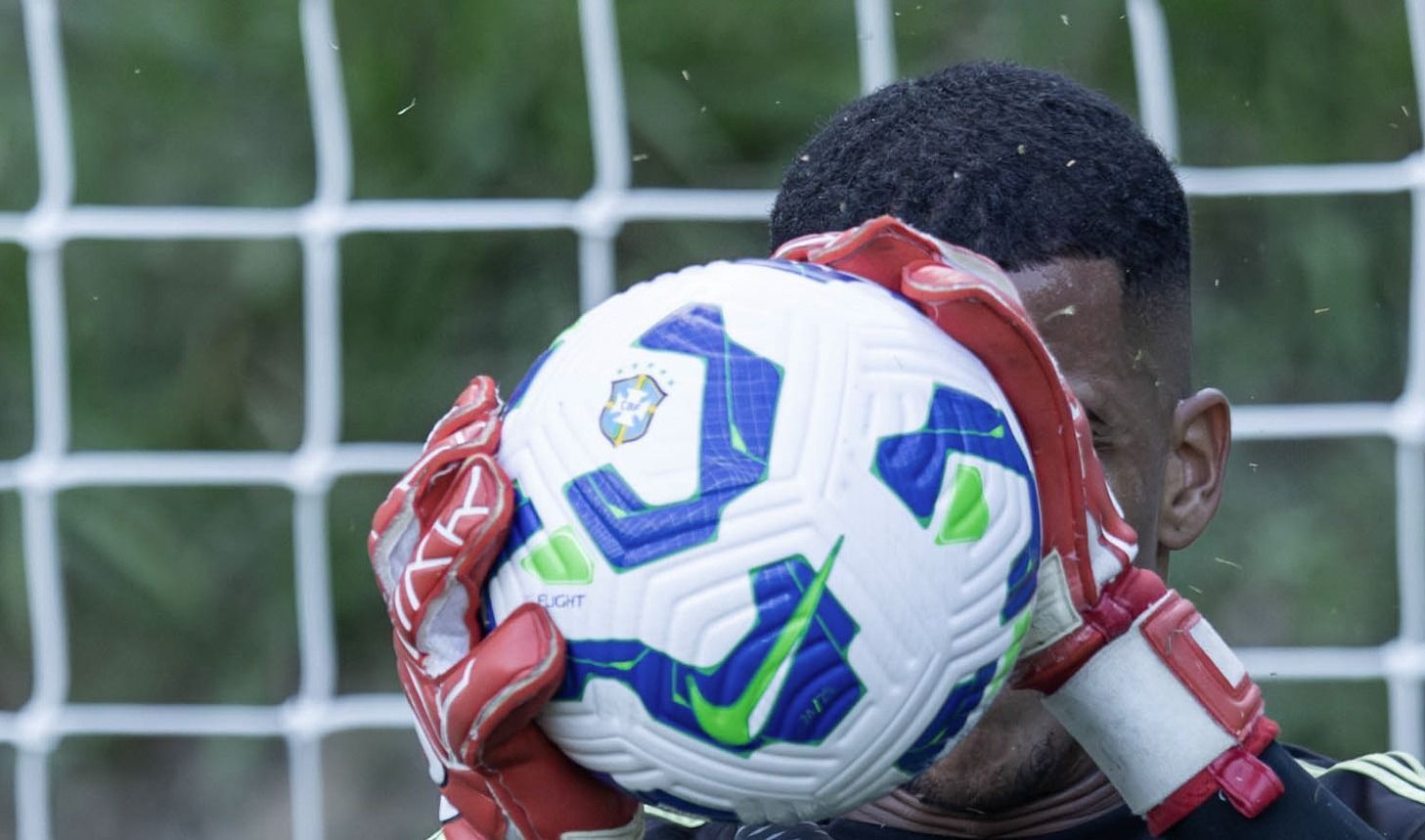 IFAB aprova nova regra 'anti-cera': goleiros terão limite de 8 segundos para segurar a bola