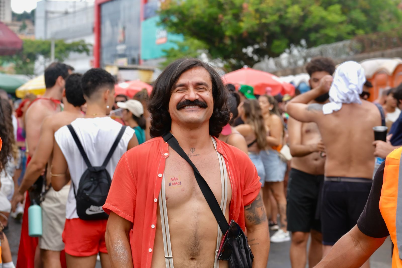 Veja imagens do cortejo do bloco 'Volta Belchior' neste sábado (1°)