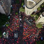 Imagens aéreas: multidão desfila com o Bloco da Calixto neste sábado (1º)
