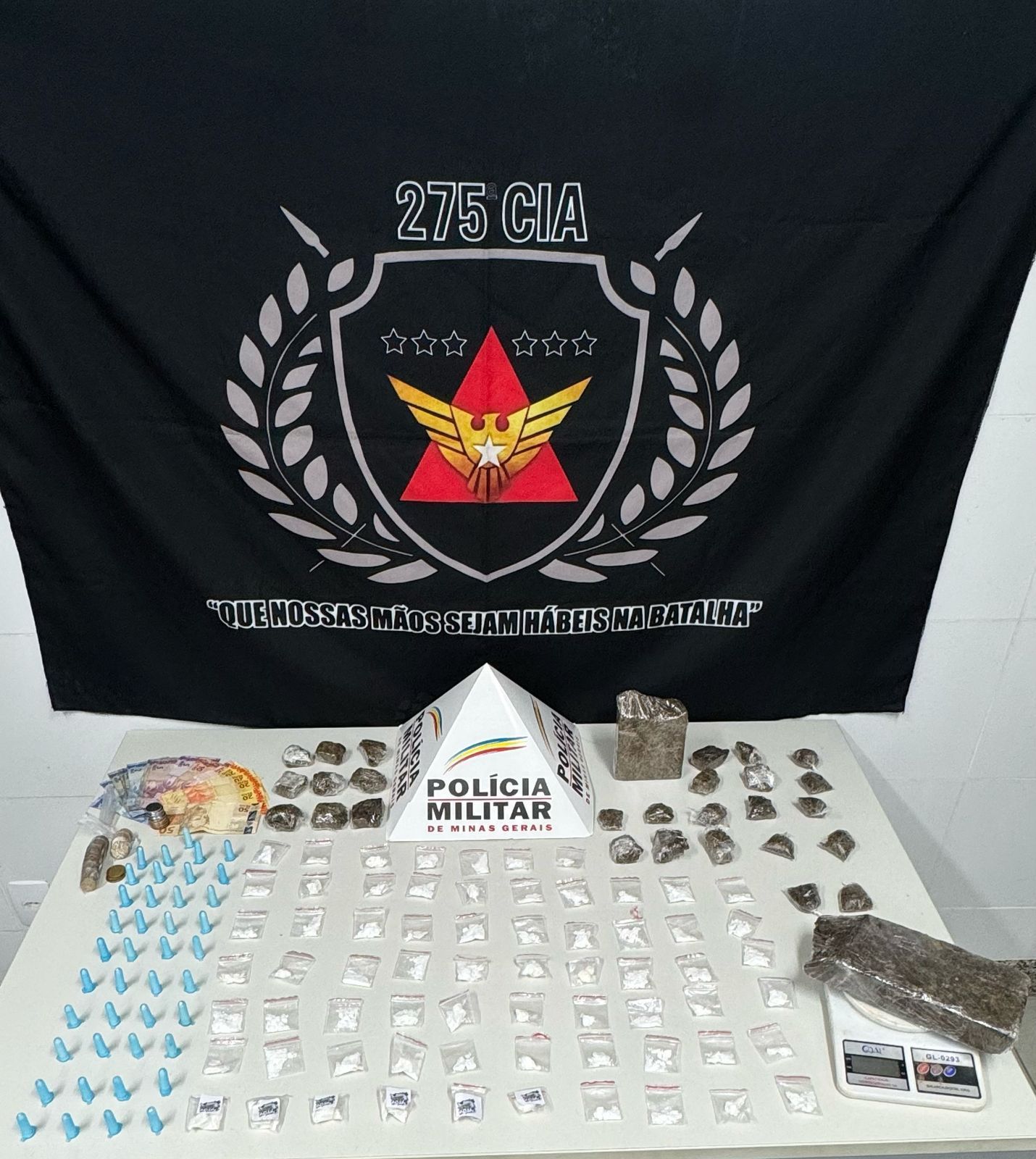 PM localiza droga em capacete de abordado em Coronel Fabriciano