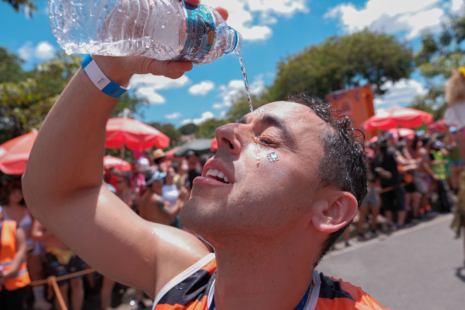 Foliões têm mais de 100 pontos de hidratação durante Carnaval em BH