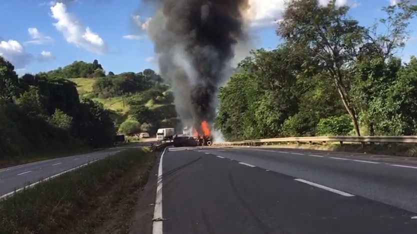 Carreta-tanque tomba e explode na Fernão Dias e bloqueia pista em MG