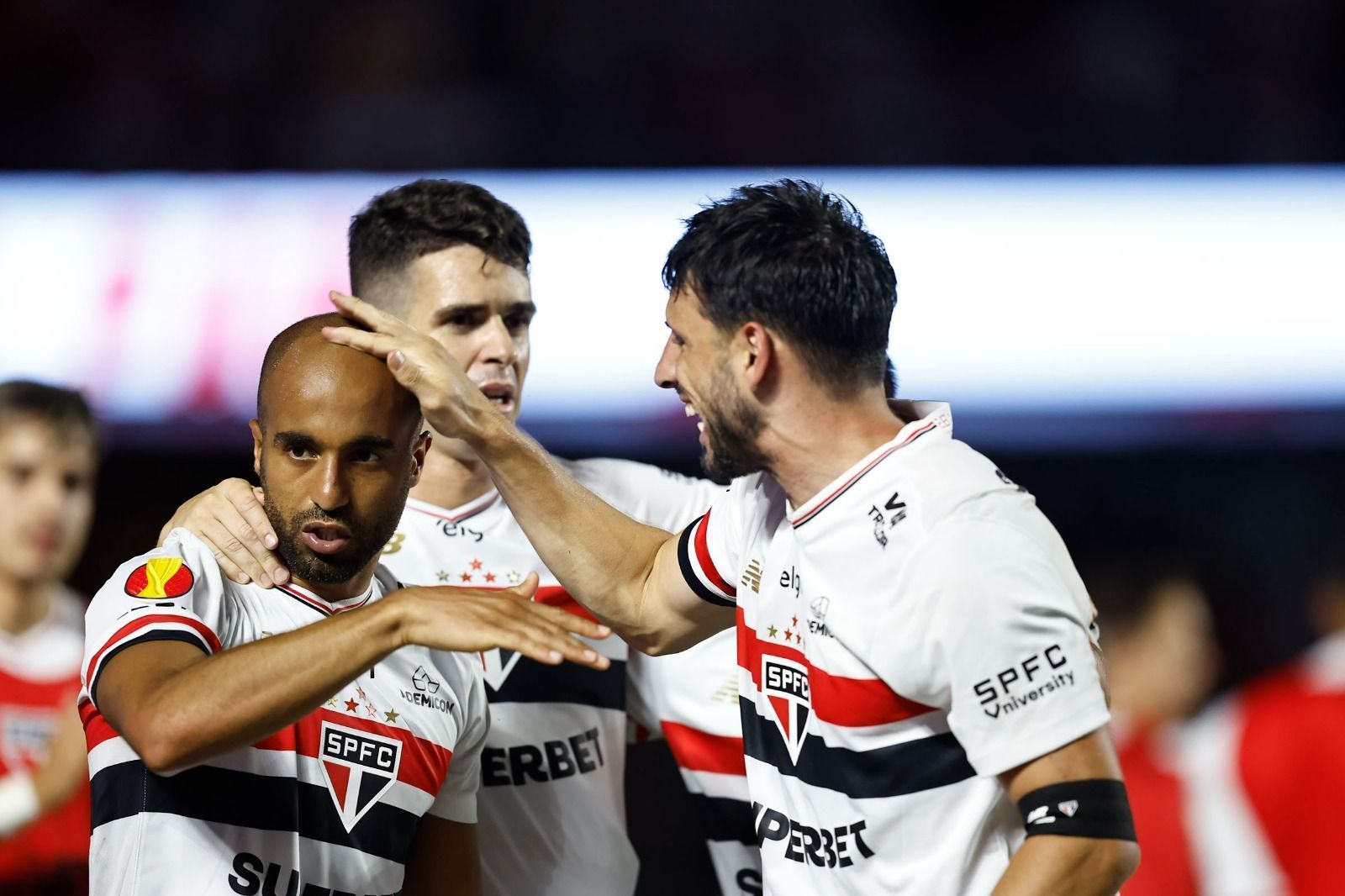 Veja como o São Paulo lida com o gramado sintético do estádio do Palmeiras