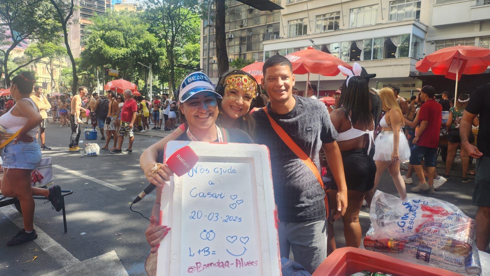 A menos de um mês da festa, casal vira ambulante no Carnaval de BH para pagar casamento