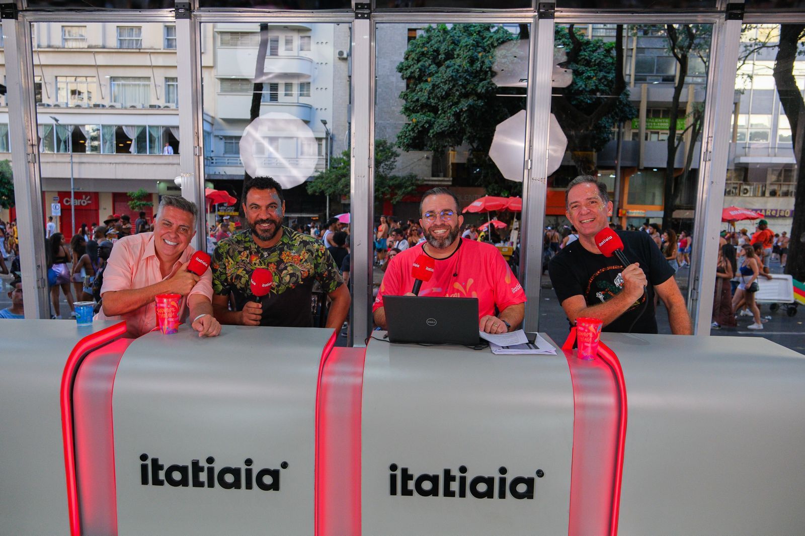 Carreta da Itatiaia: foliões marcam presença no estúdio da Rádio de Minas no Carnaval de BH