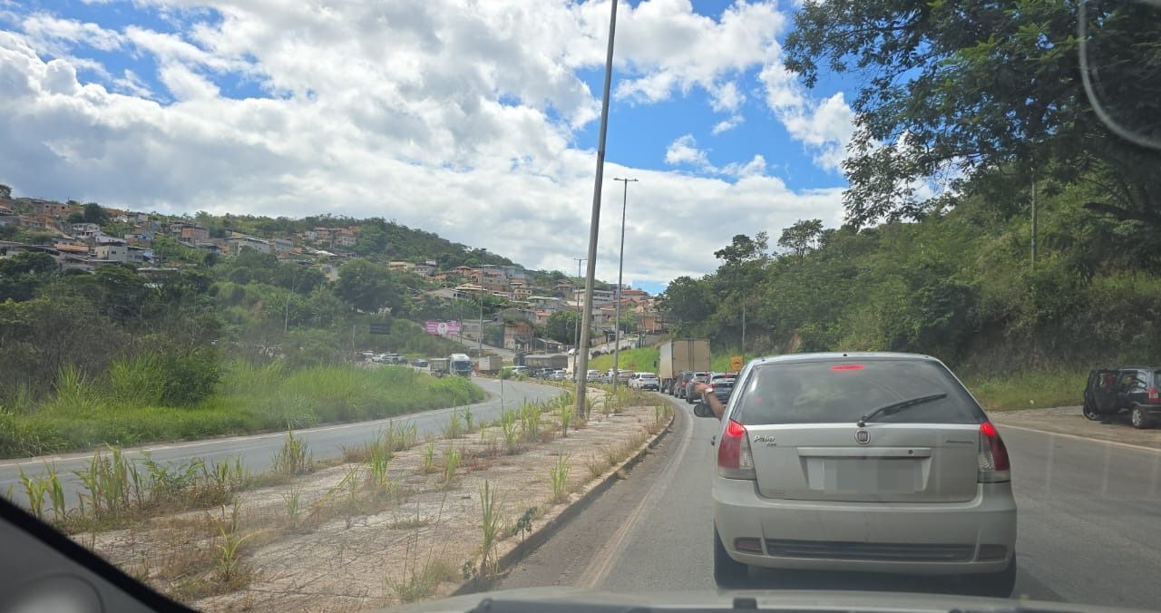 Trânsito intenso e acidentes complicam chegada a BH na volta do Carnaval