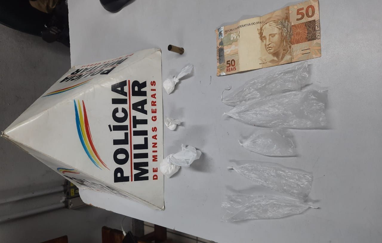 Denúncia de tráfico leva à prisão de suspeito e apreensão de drogas em Ipatinga