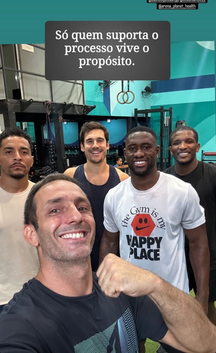 Ator da Globo compartilha rotina de treinos com jogadores do Botafogo