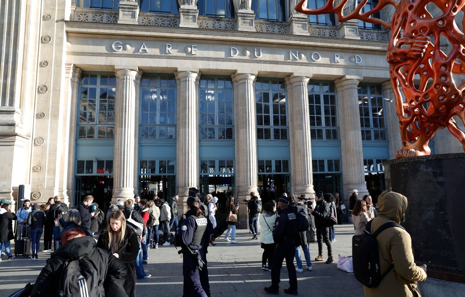 Bomba da 2ª Guerra é achada em Paris e paralisa maior estação de trem da Europa