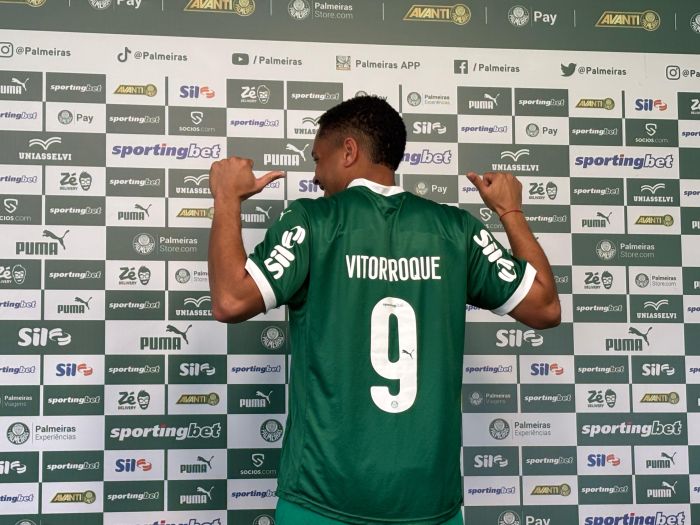 Vitor Roque foi apresentado nesta sexta-feira (7)