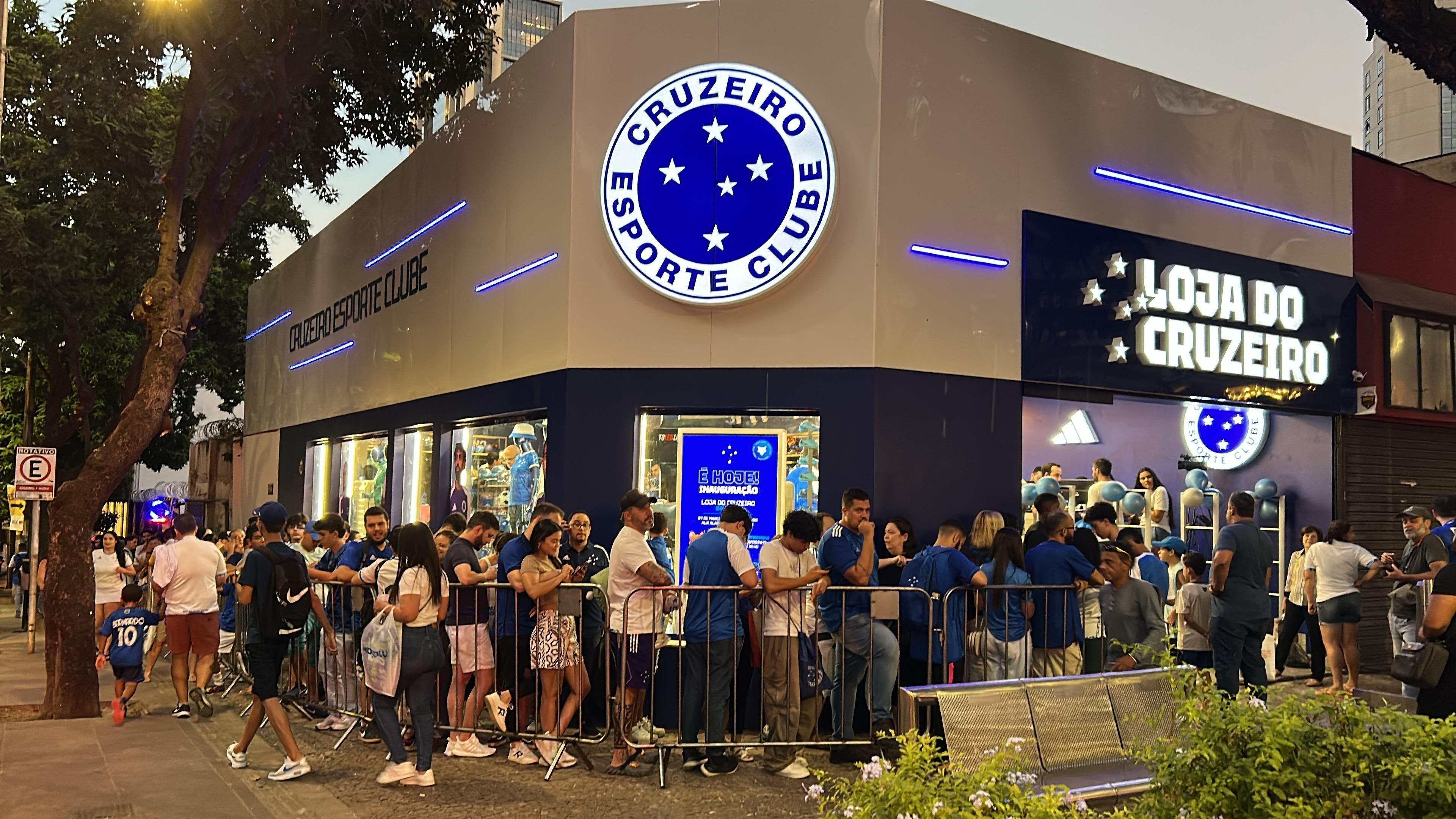 Cruzeiro inaugura loja oficial na Savassi em dia de lançamento de camisa; veja fotos
