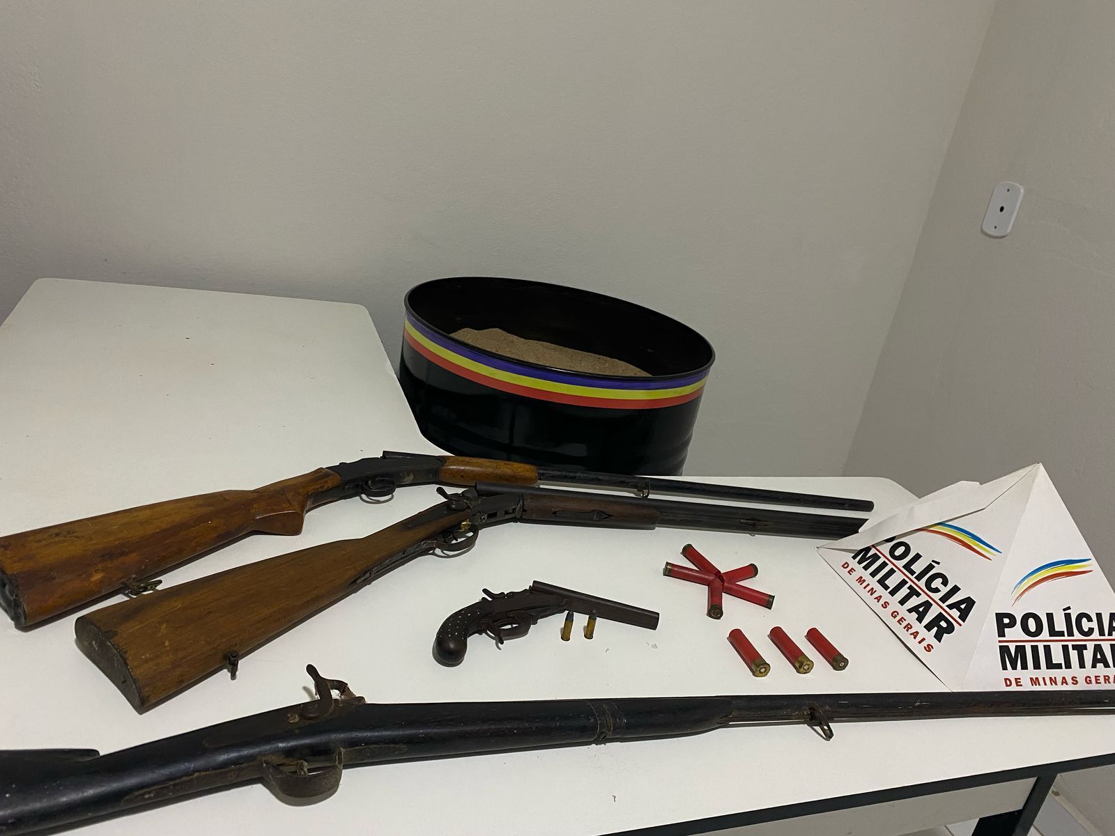 PM localiza quatro armas de fogo e munições com homem em Açucena