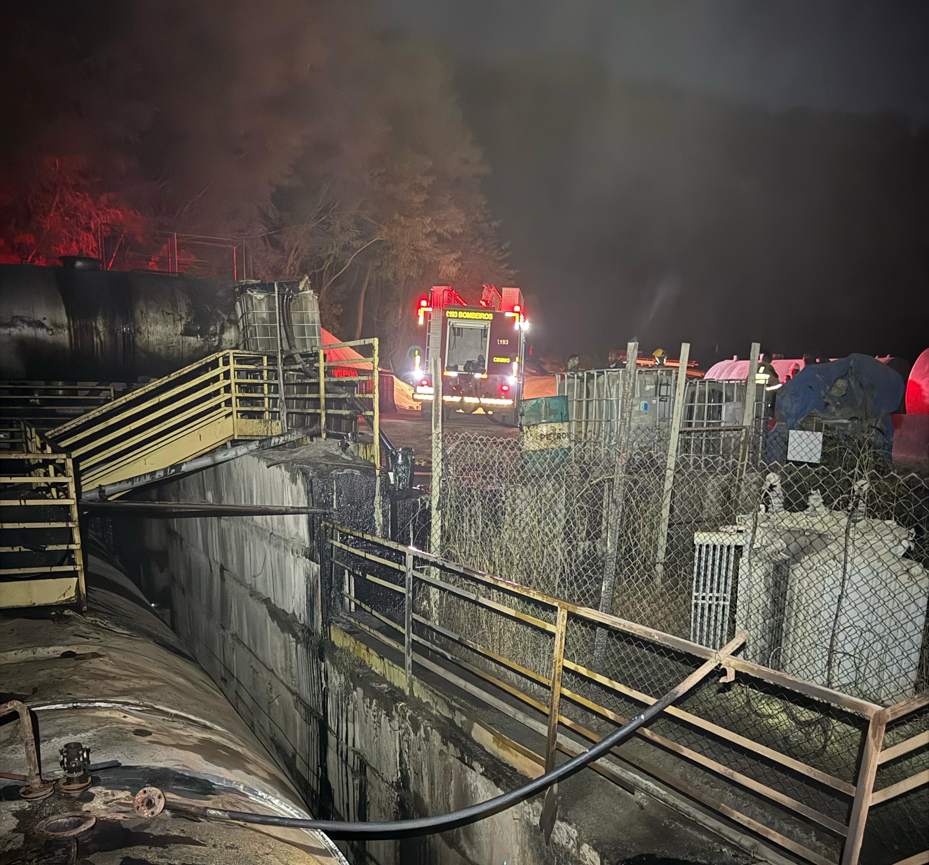 Bombeiros combatem incêndio em usina de asfalto em Timóteo
