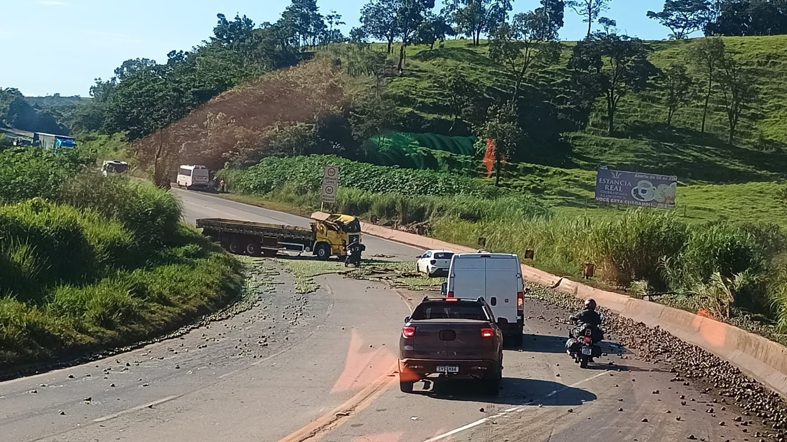 Caminhão carregado com laranjas capota e interdita pista da BR-040 em Minas