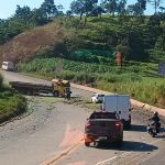 Caminhão carregado com laranjas capota e interdita pista da BR-040 em Minas