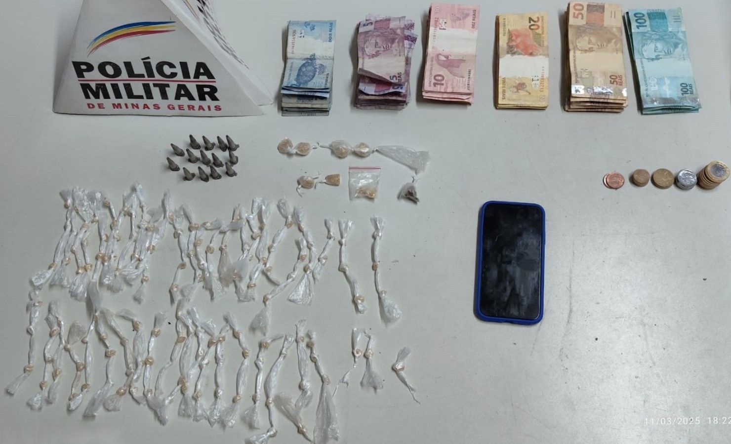 Polícia Militar apreende drogas e dinheiro em operação no bairro Padre Adelmo, em Itabirito